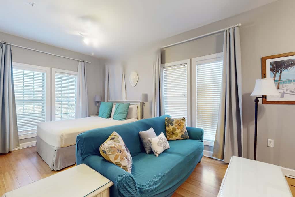 Cozy studio near the beach w/bright interior, shared pool, & prime location