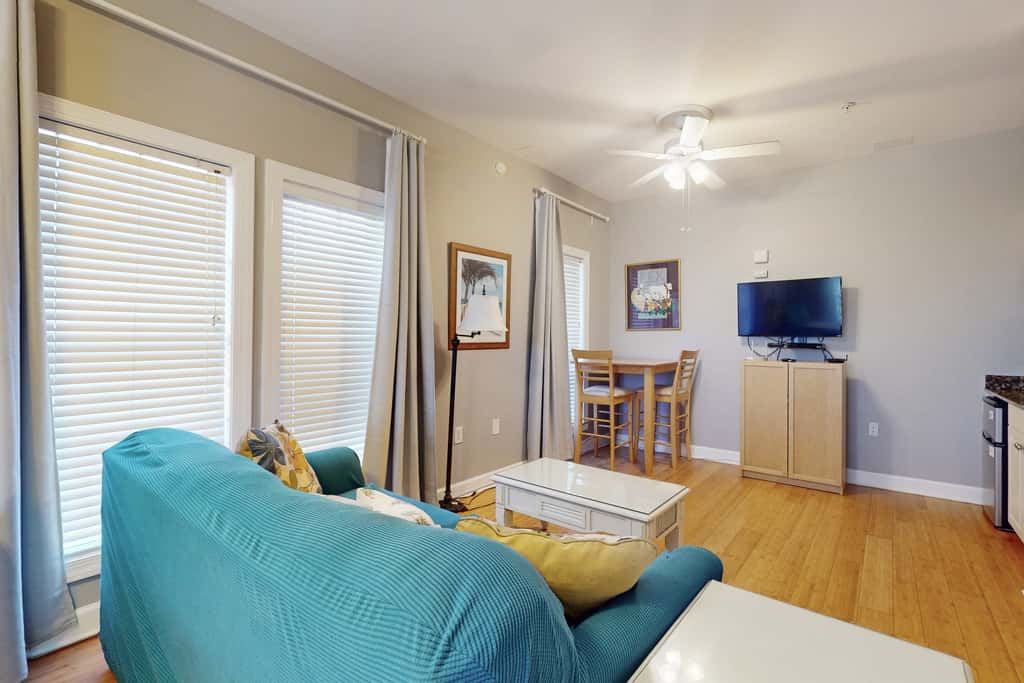 Cozy studio near the beach w/bright interior, shared pool, & prime location
