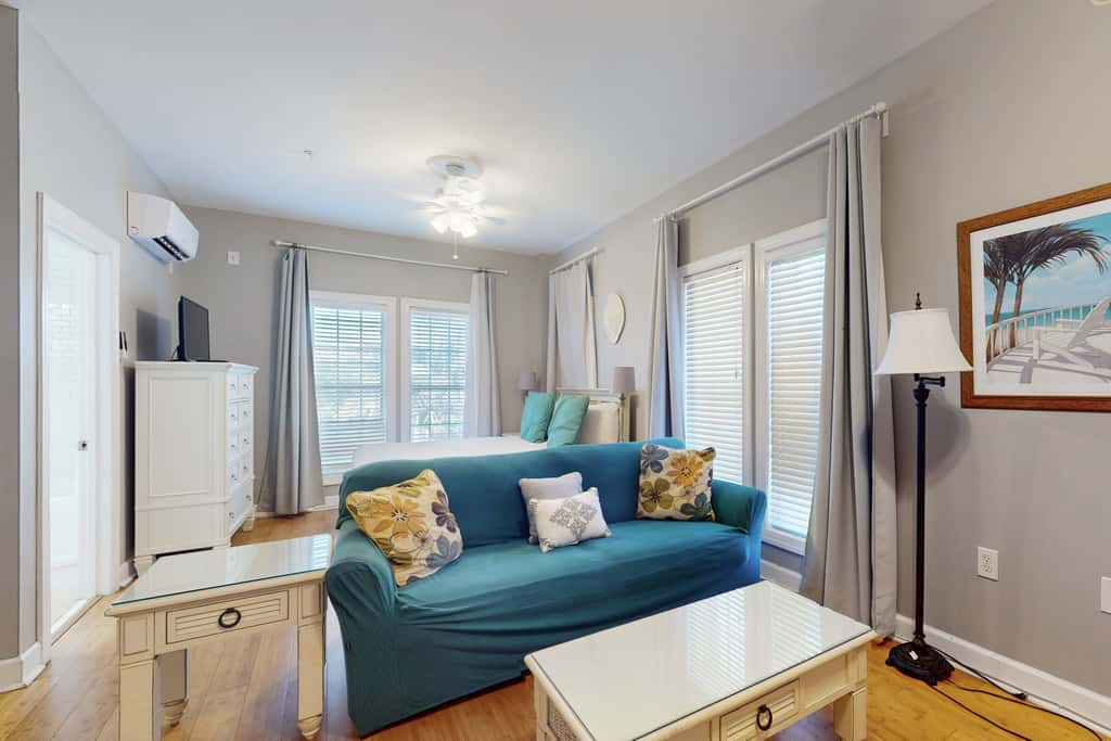 Cozy studio near the beach w/bright interior, shared pool, & prime location