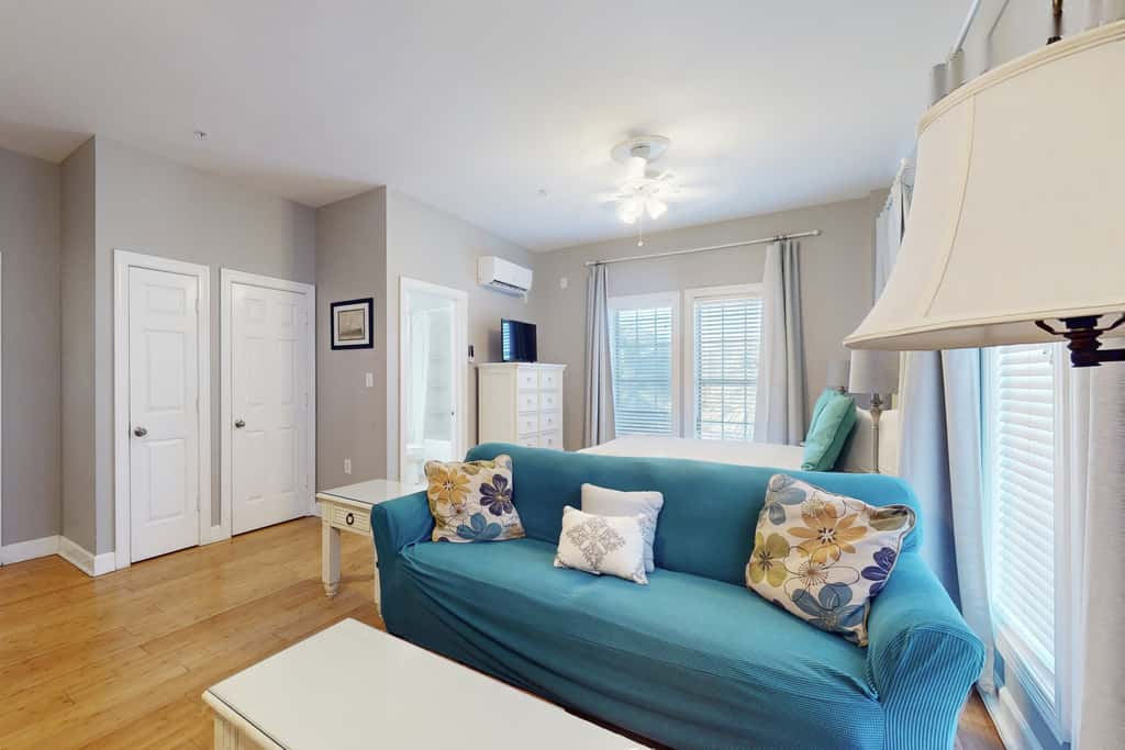 Cozy studio near the beach w/bright interior, shared pool, & prime location
