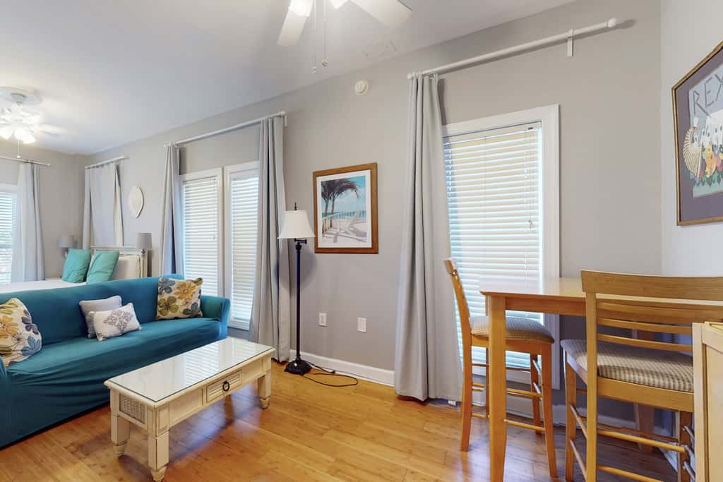 Cozy studio near the beach w/bright interior, shared pool, & prime location