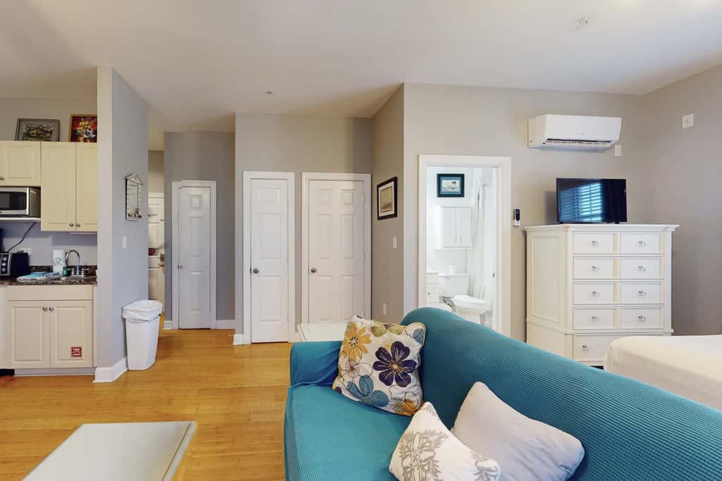 Cozy studio near the beach w/bright interior, shared pool, & prime location