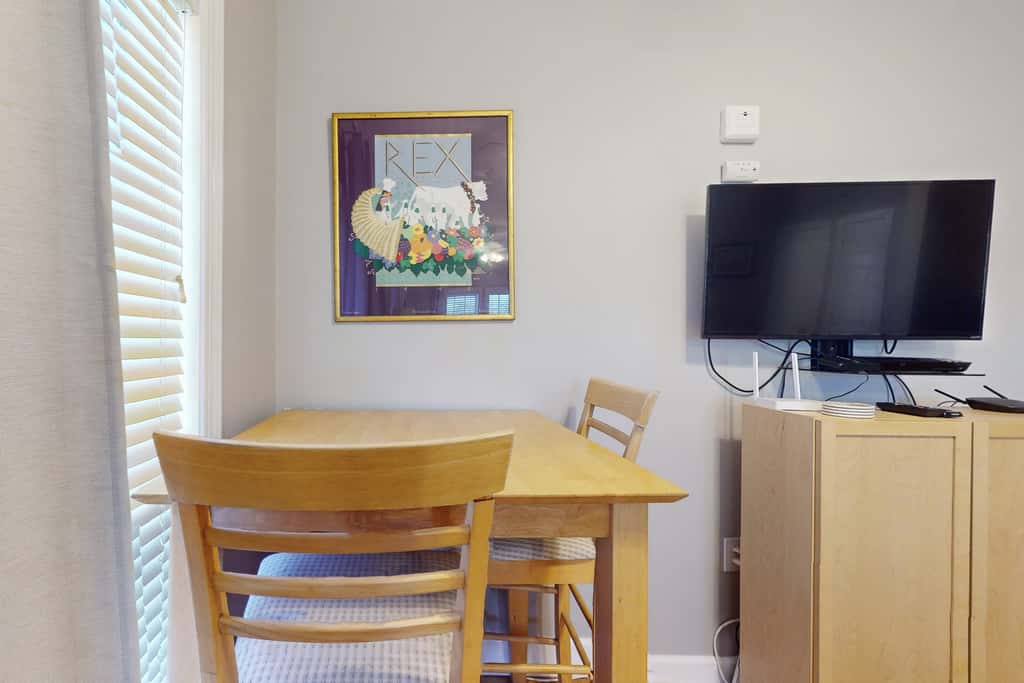 Cozy studio near the beach w/bright interior, shared pool, & prime location