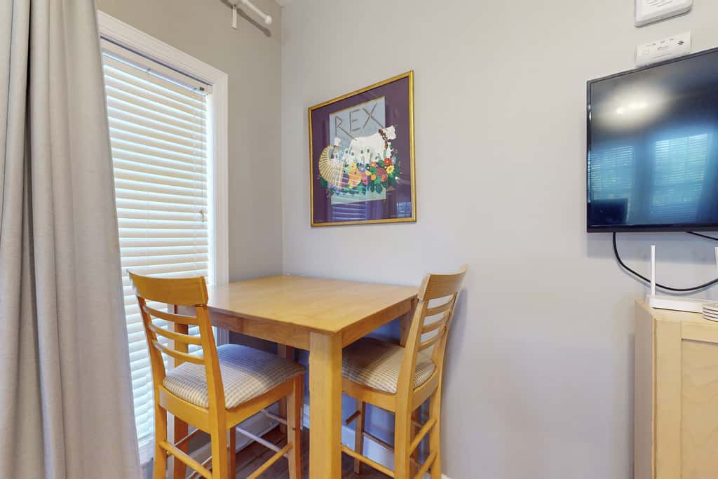 Cozy studio near the beach w/bright interior, shared pool, & prime location