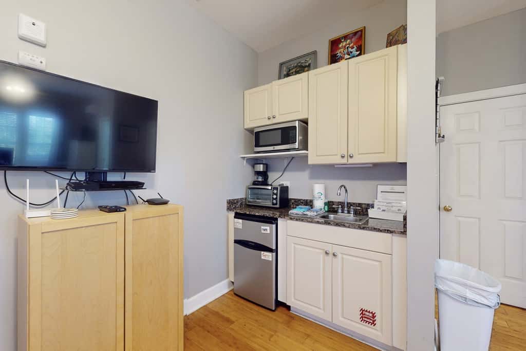 Cozy studio near the beach w/bright interior, shared pool, & prime location