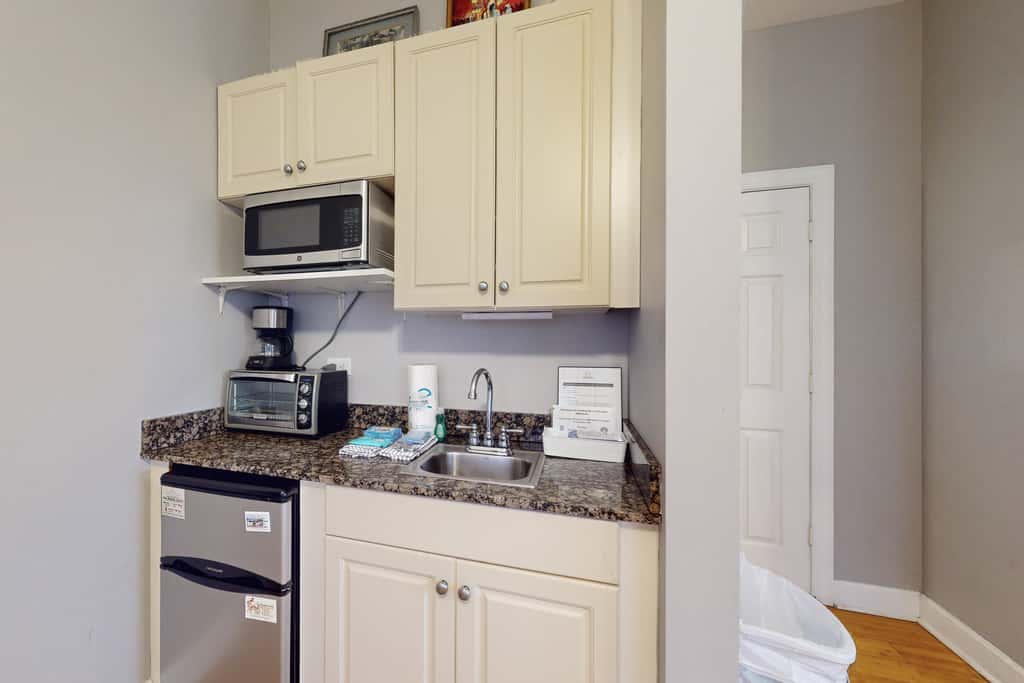 Cozy studio near the beach w/bright interior, shared pool, & prime location