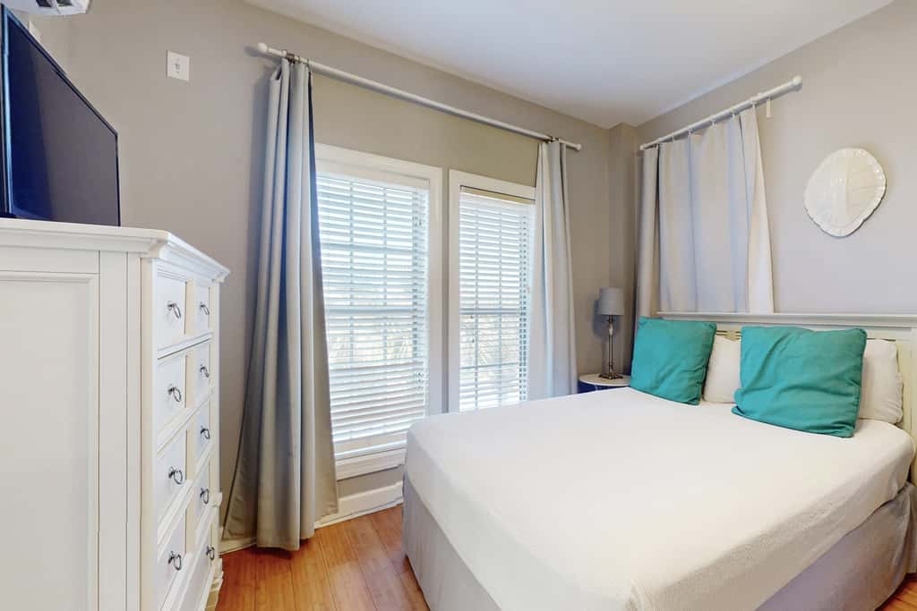 Cozy studio near the beach w/bright interior, shared pool, & prime location