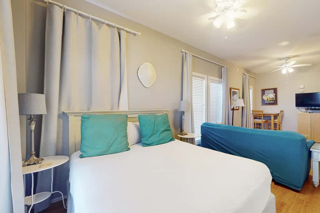 Cozy studio near the beach w/bright interior, shared pool, & prime location