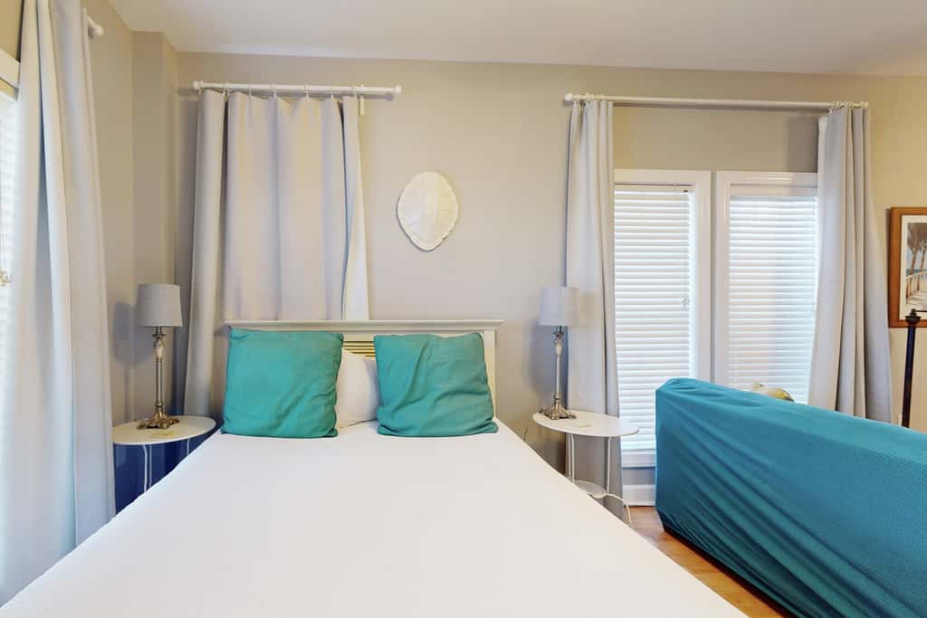 Cozy studio near the beach w/bright interior, shared pool, & prime location