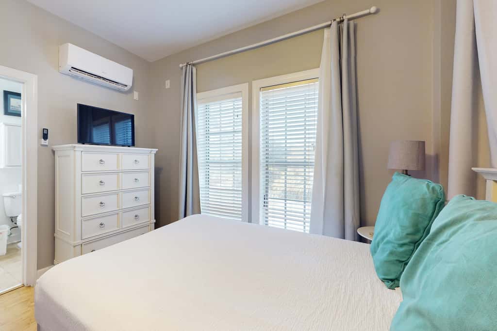 Cozy studio near the beach w/bright interior, shared pool, & prime location
