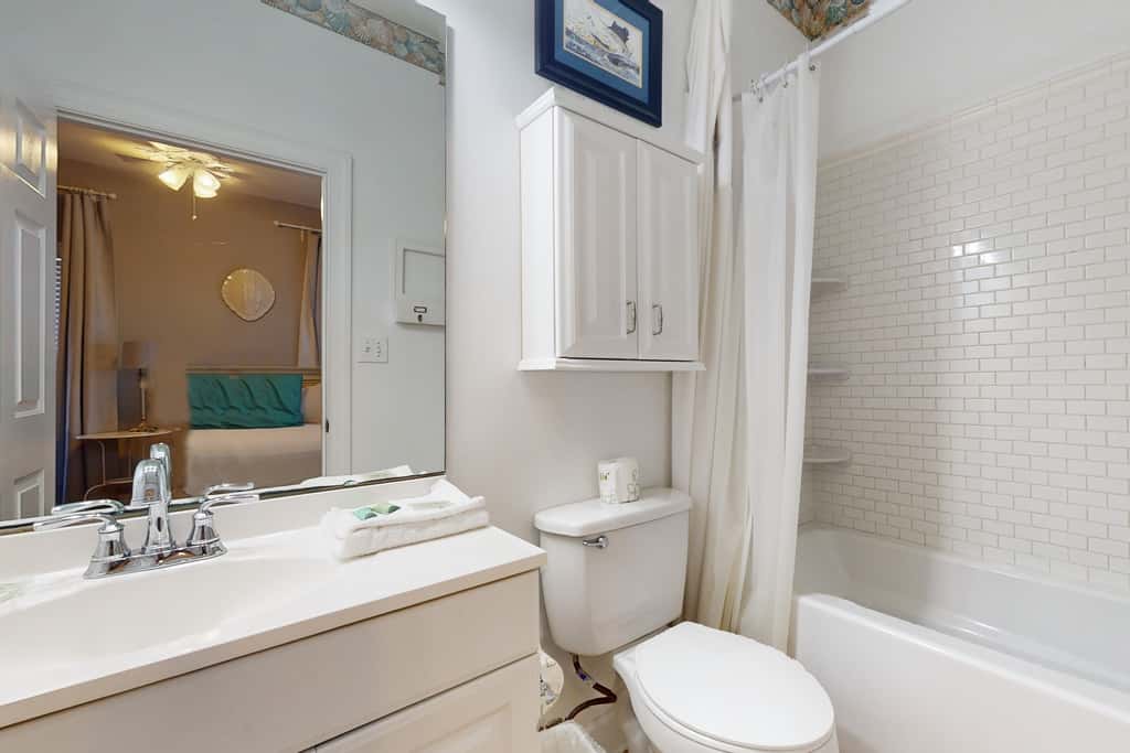Cozy studio near the beach w/bright interior, shared pool, & prime location