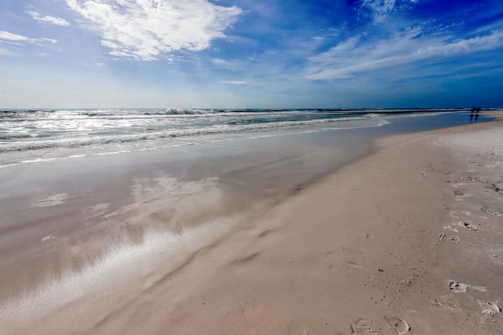 Cozy studio near the beach w/bright interior, shared pool, & prime location