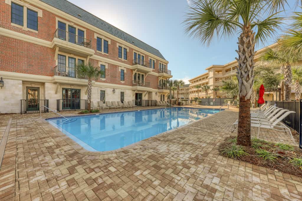 Cozy studio near the beach w/bright interior, shared pool, & prime location