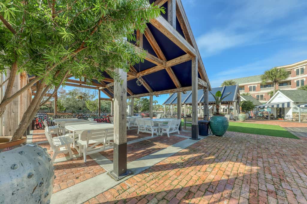 Cozy studio near the beach w/bright interior, shared pool, & prime location