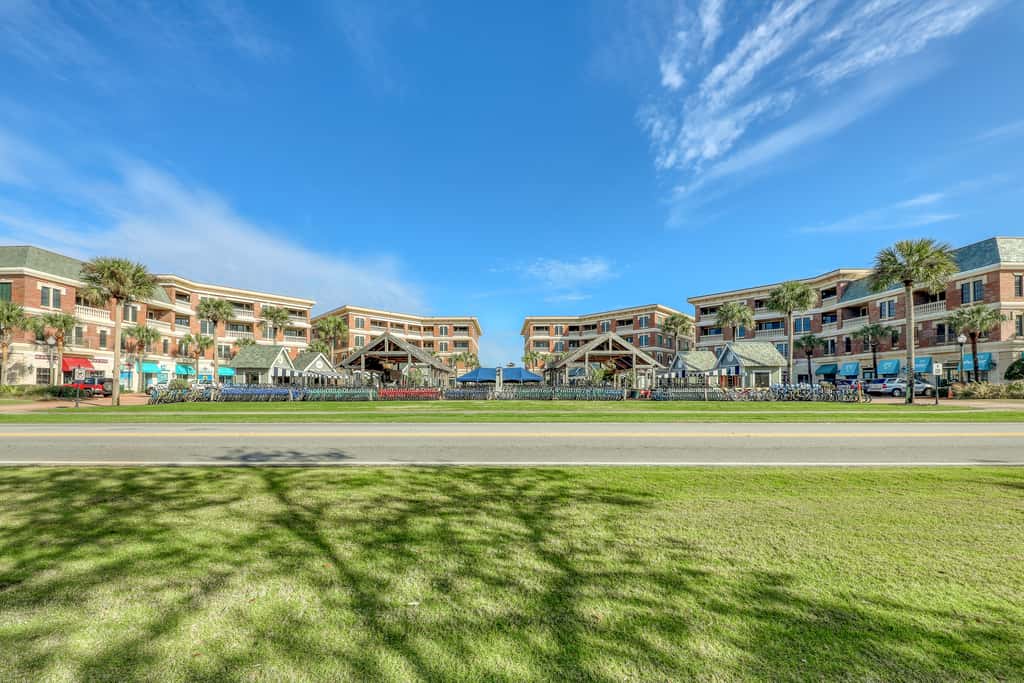 Cozy studio near the beach w/bright interior, shared pool, & prime location