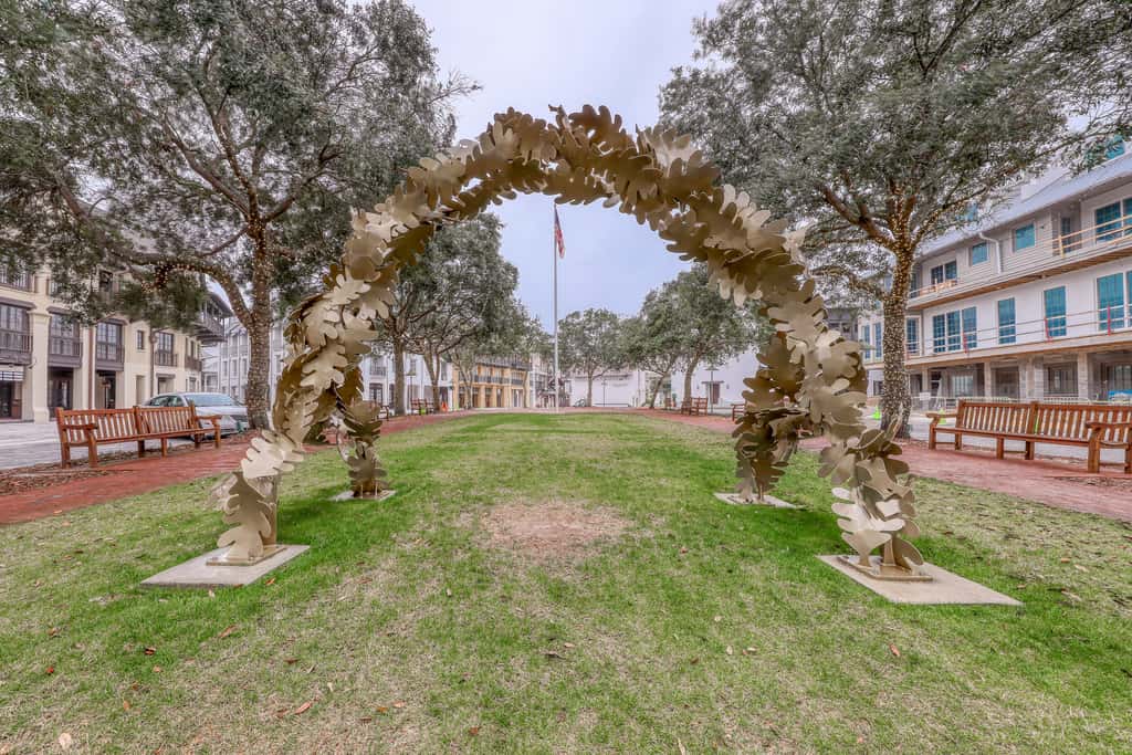 Cozy studio near the beach w/bright interior, shared pool, & prime location
