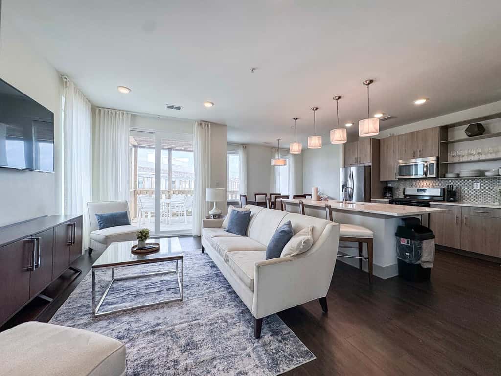 Pool-view condo with on-site pool, hot tub, roof deck, gym, & balcony
