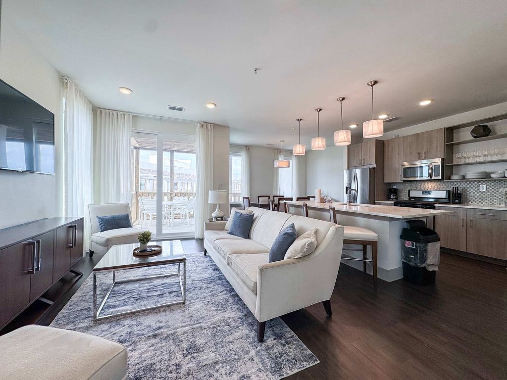 Pool-view condo with on-site pool, hot tub, roof deck, gym, & balcony