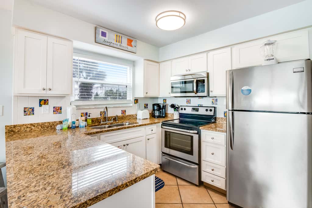 Oceanfront condo w/ pool, elevator, beach service