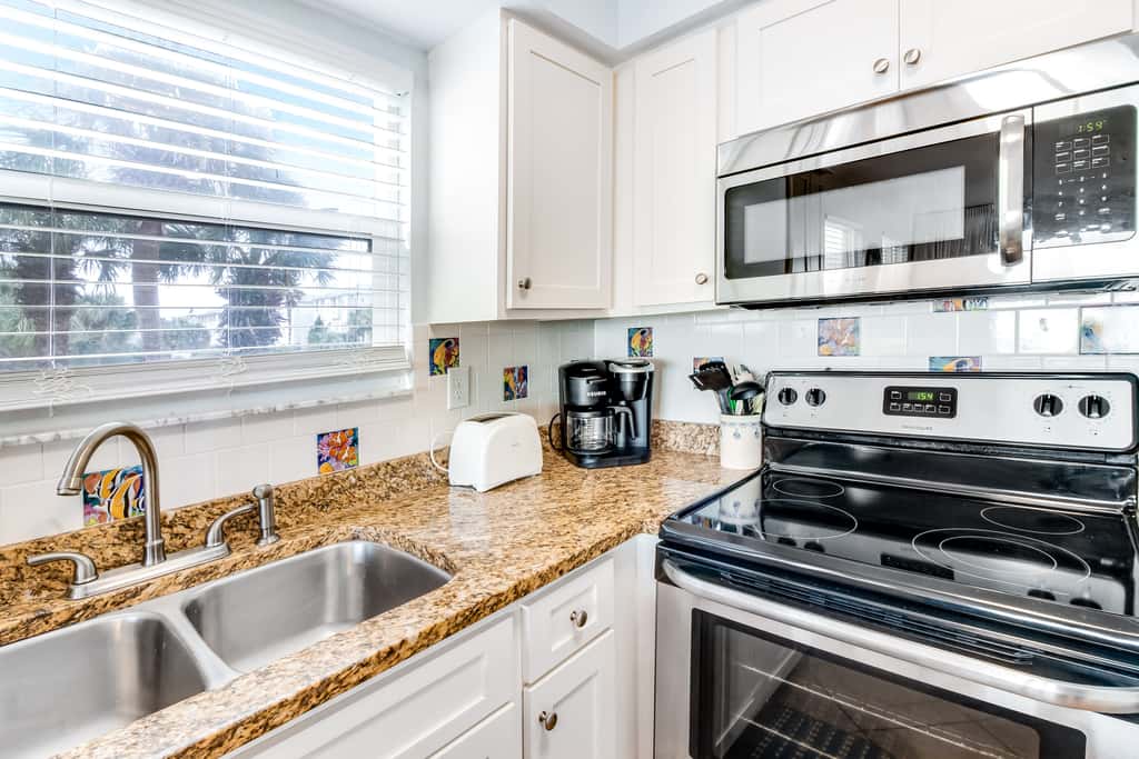 Oceanfront condo w/ pool, elevator, beach service