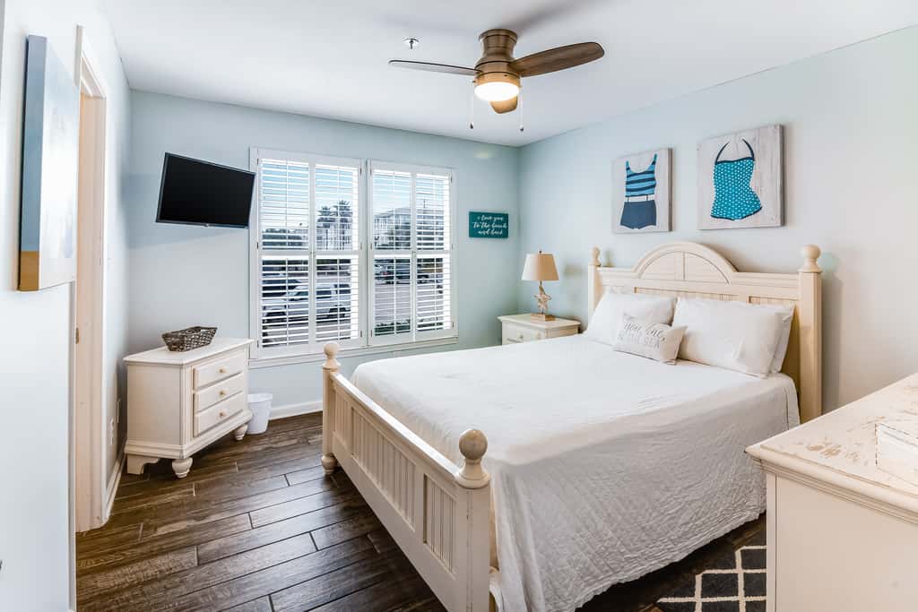 Oceanfront condo w/ pool, elevator, beach service