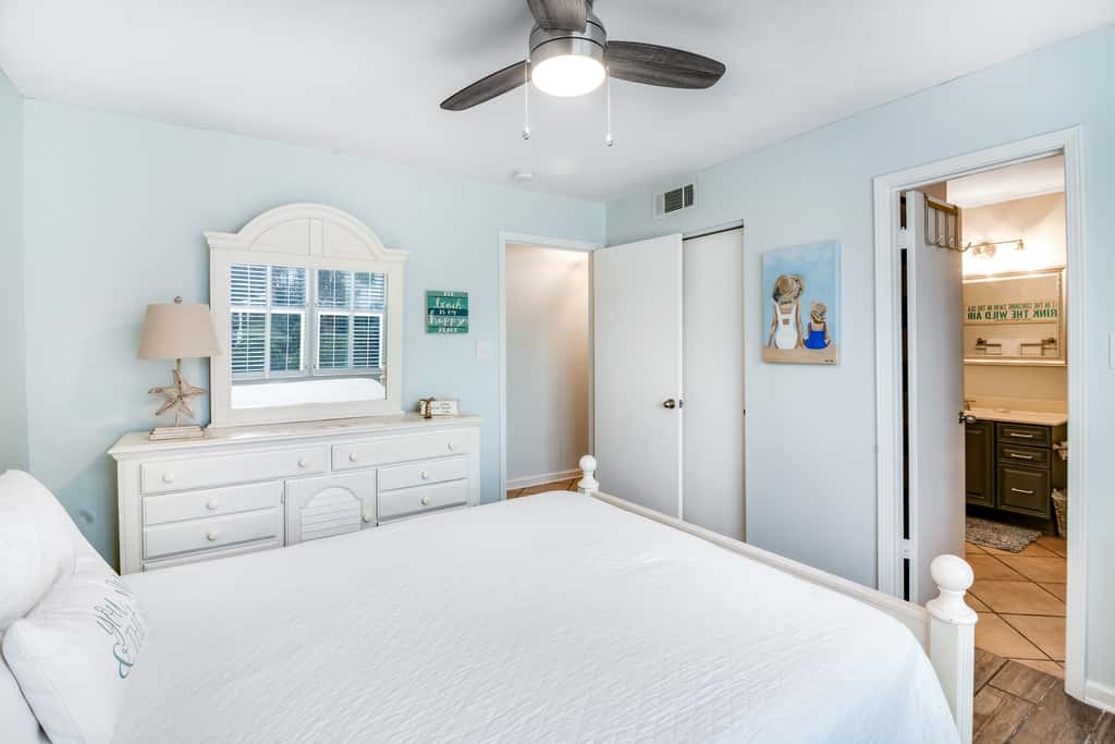 Oceanfront condo w/ pool, elevator, beach service