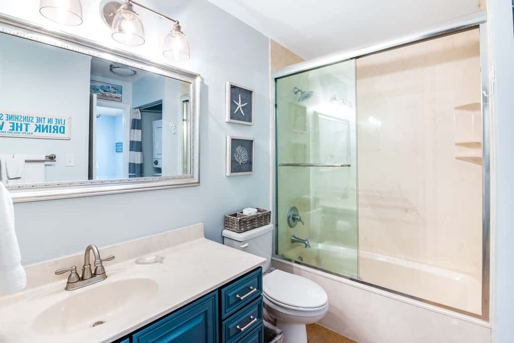 Oceanfront condo w/ pool, elevator, beach service