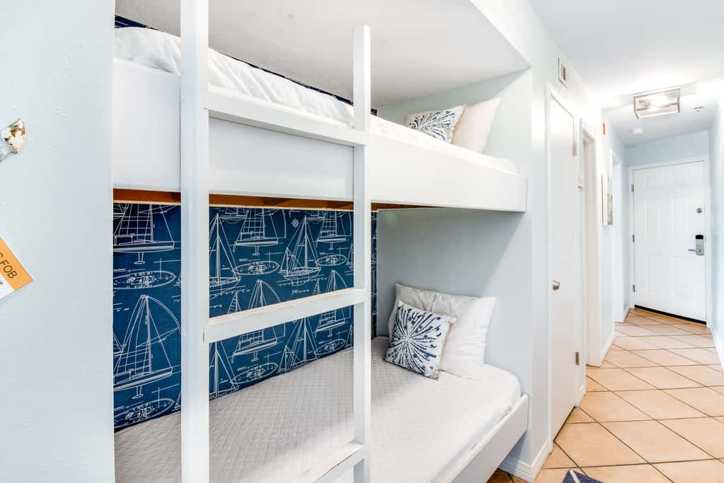 Oceanfront condo w/ pool, elevator, beach service