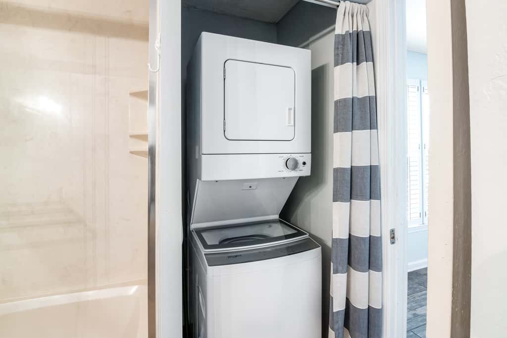Oceanfront condo w/ pool, elevator, beach service