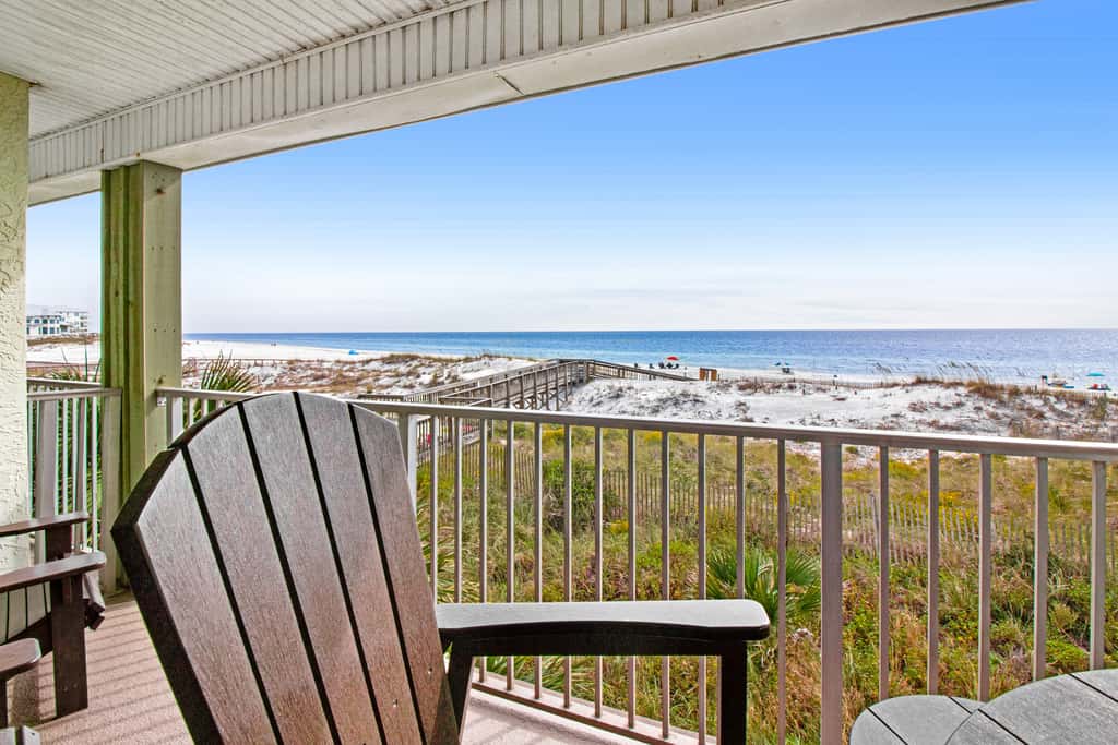 Oceanfront condo w/ pool, elevator, beach service
