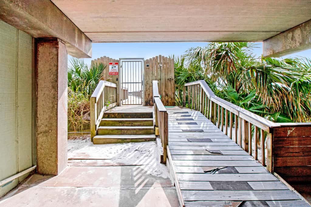 Oceanfront condo w/ pool, elevator, beach service