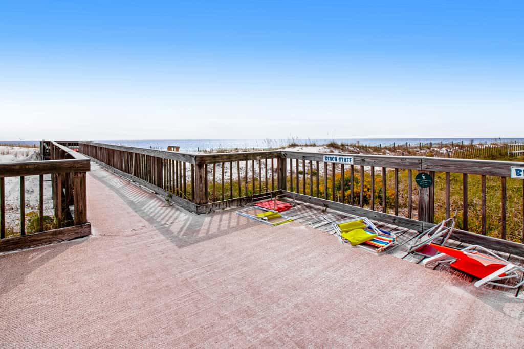 Oceanfront condo w/ pool, elevator, beach service