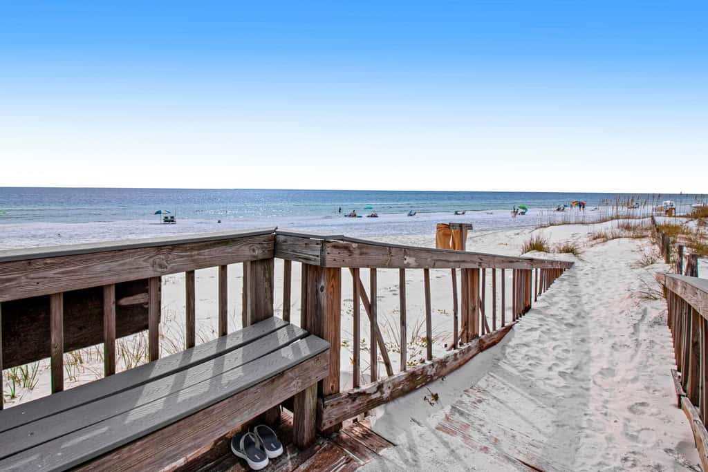 Oceanfront condo w/ pool, elevator, beach service