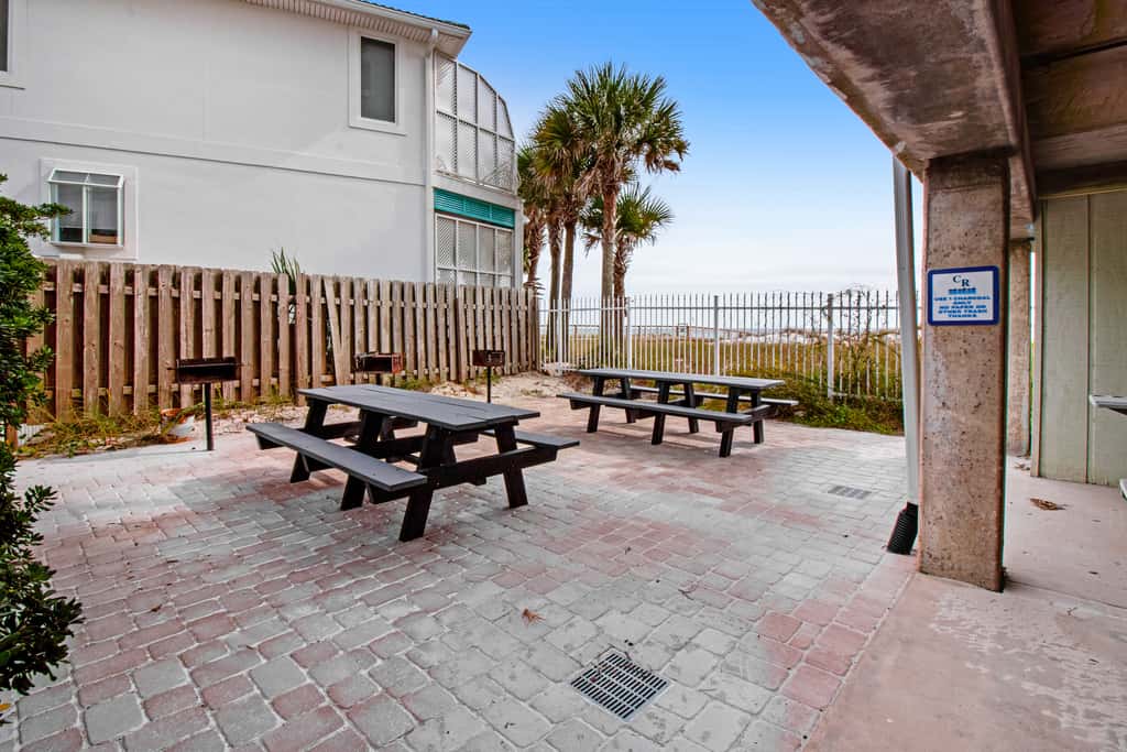 Oceanfront condo w/ pool, elevator, beach service