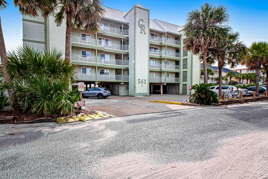 Oceanfront condo w/ pool, elevator, beach service