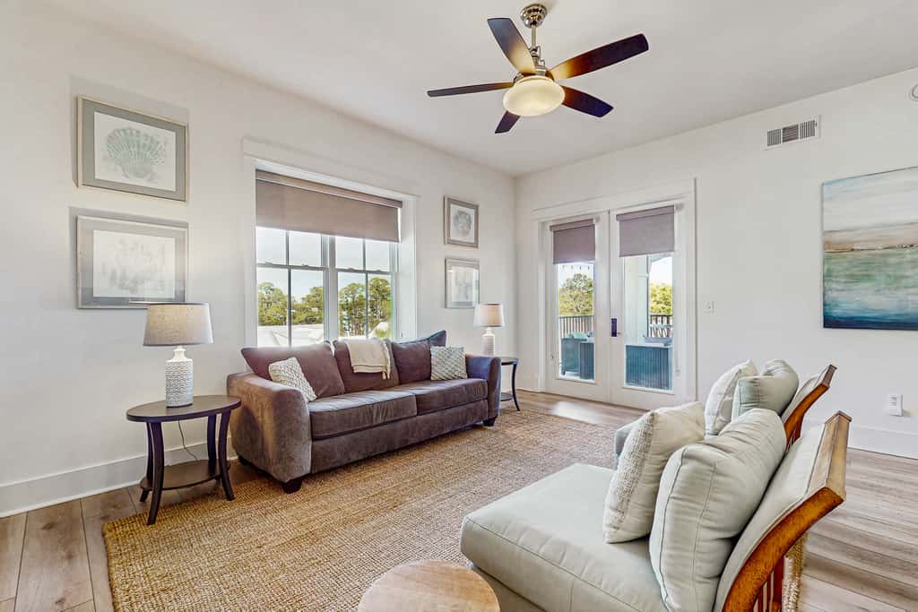 Fourth-floor corner condo with Big Redfish lake view, pool & washer & dryer