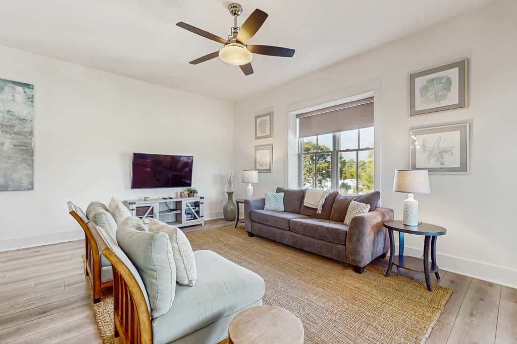 Fourth-floor corner condo with Big Redfish lake view, pool & washer & dryer