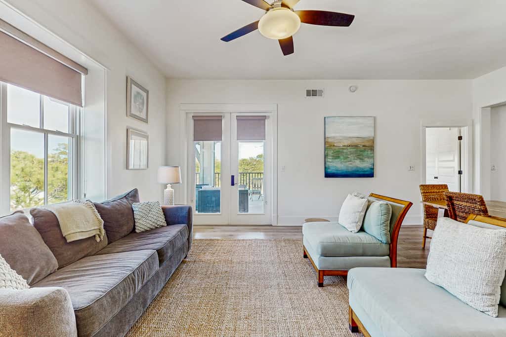 Fourth-floor corner condo with Big Redfish lake view, pool & washer & dryer