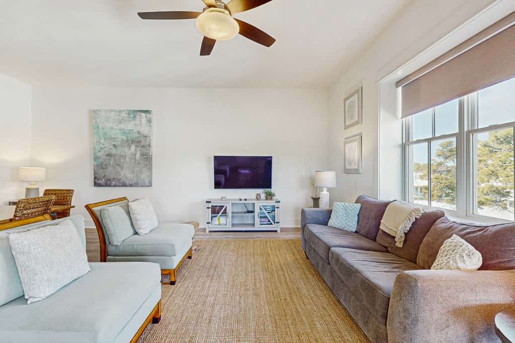 Fourth-floor corner condo with Big Redfish lake view, pool & washer & dryer