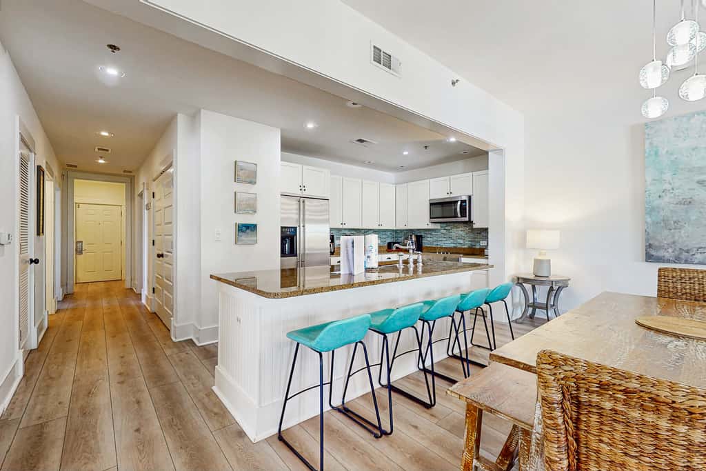 Fourth-floor corner condo with Big Redfish lake view, pool & washer & dryer
