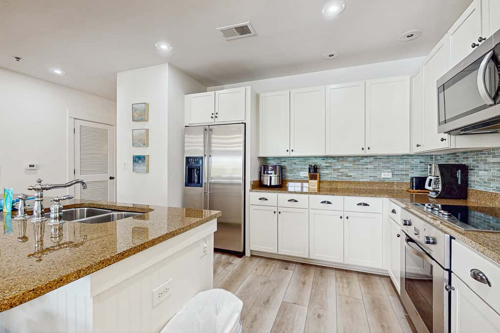 Fourth-floor corner condo with Big Redfish lake view, pool & washer & dryer