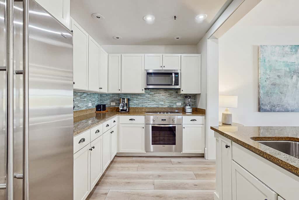 Fourth-floor corner condo with Big Redfish lake view, pool & washer & dryer