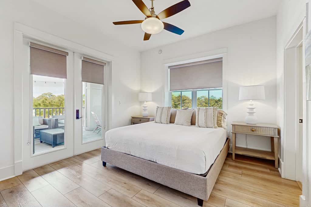 Fourth-floor corner condo with Big Redfish lake view, pool & washer & dryer