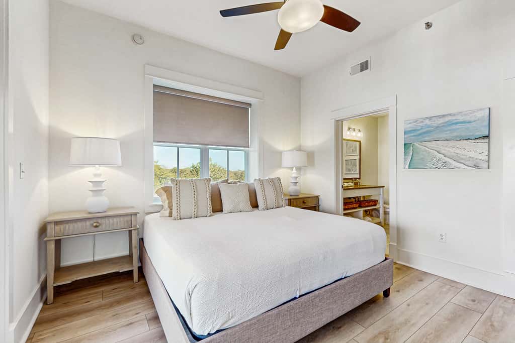 Fourth-floor corner condo with Big Redfish lake view, pool & washer & dryer