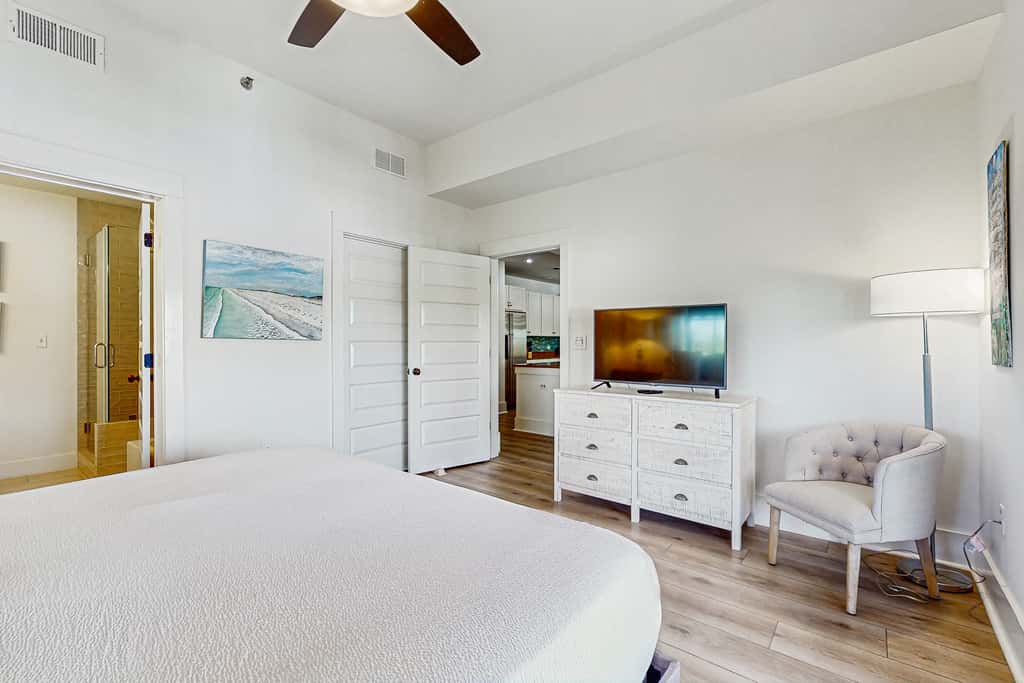 Fourth-floor corner condo with Big Redfish lake view, pool & washer & dryer