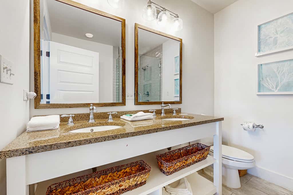 Fourth-floor corner condo with Big Redfish lake view, pool & washer & dryer