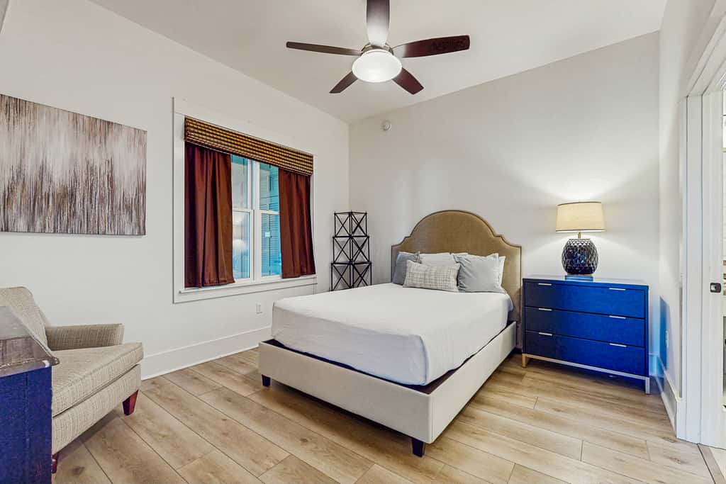 Fourth-floor corner condo with Big Redfish lake view, pool & washer & dryer