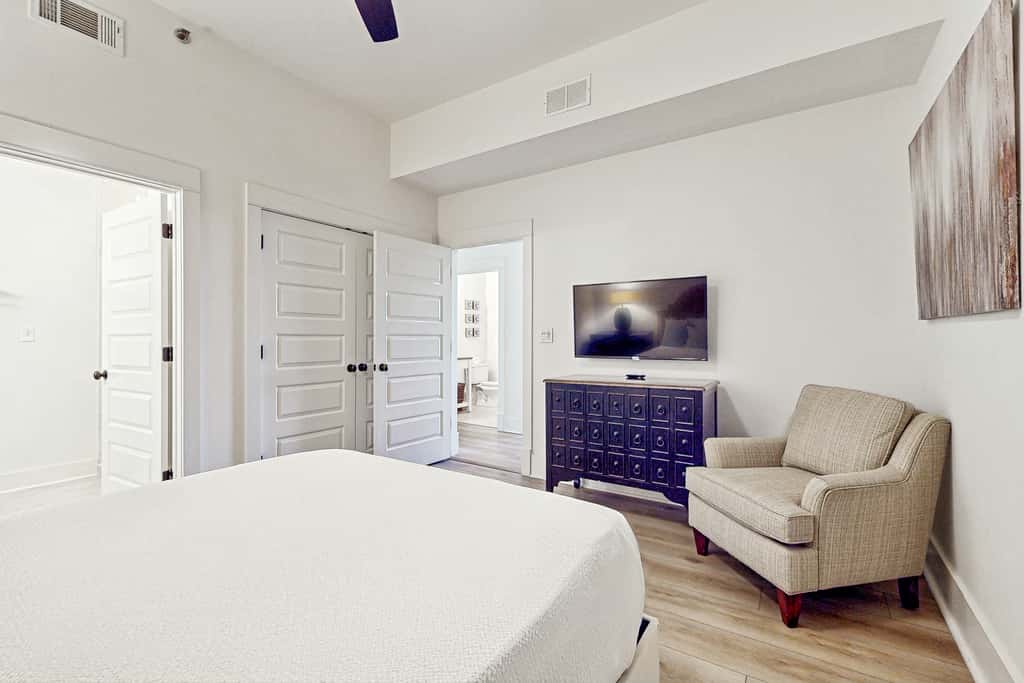 Fourth-floor corner condo with Big Redfish lake view, pool & washer & dryer