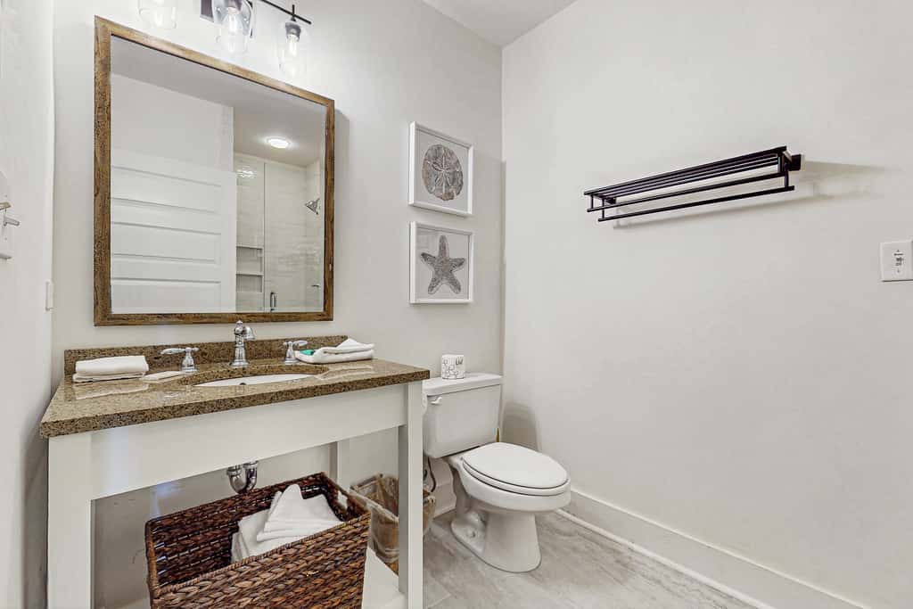 Fourth-floor corner condo with Big Redfish lake view, pool & washer & dryer