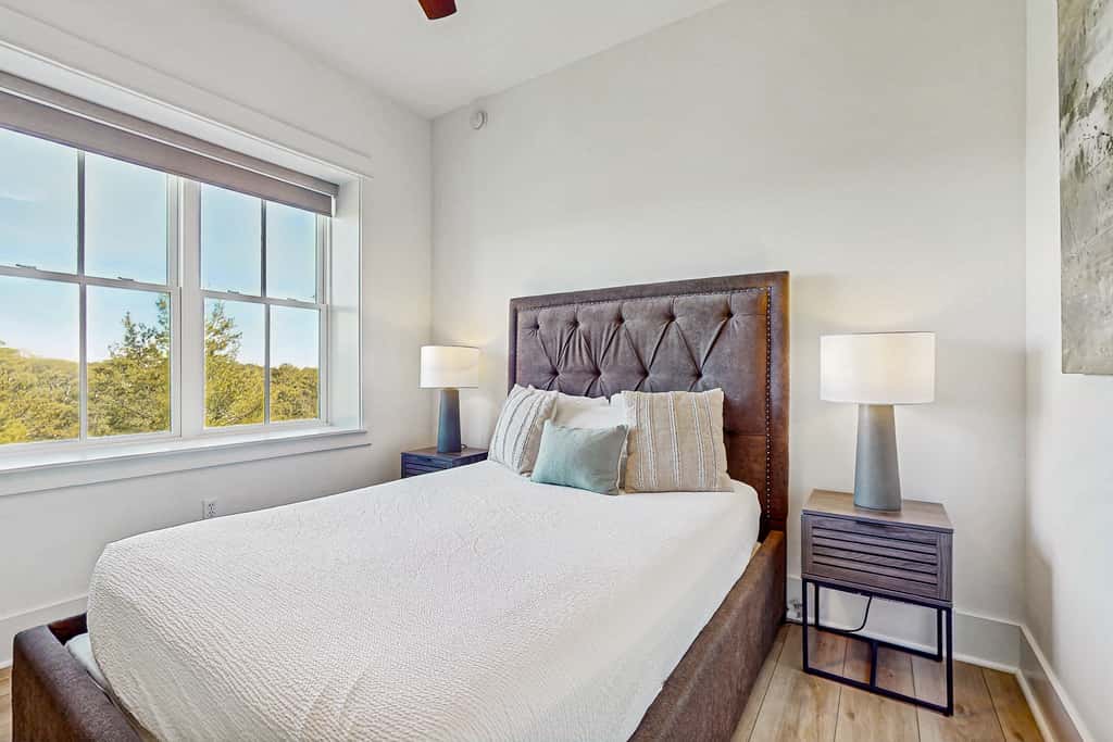 Fourth-floor corner condo with Big Redfish lake view, pool & washer & dryer